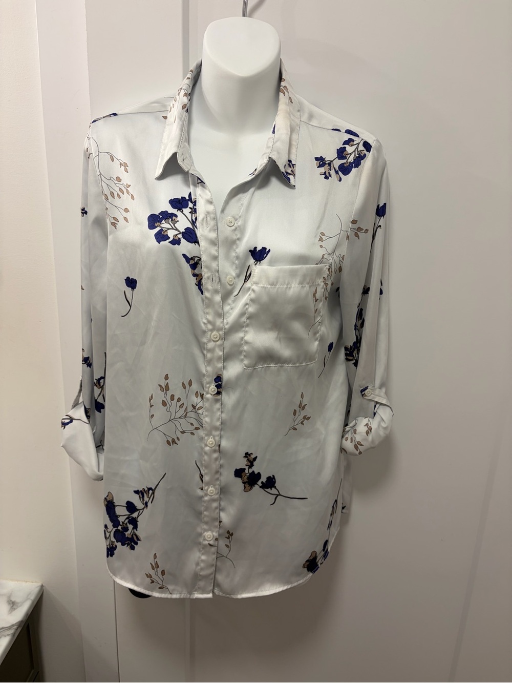 3 for 28$ /Reitmans White Floral Button-Up Blouse with Blue and Tan Accents